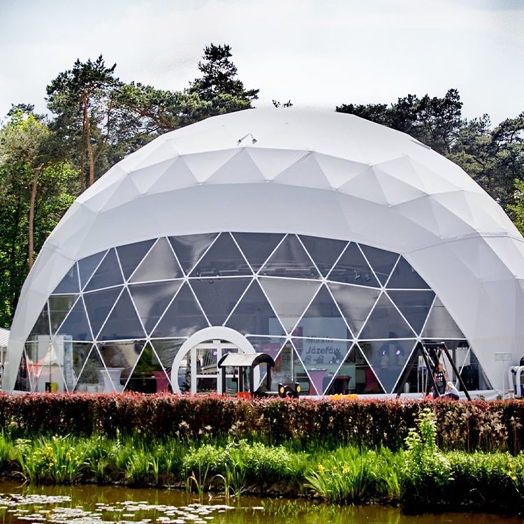 Carpa con domo geodésico